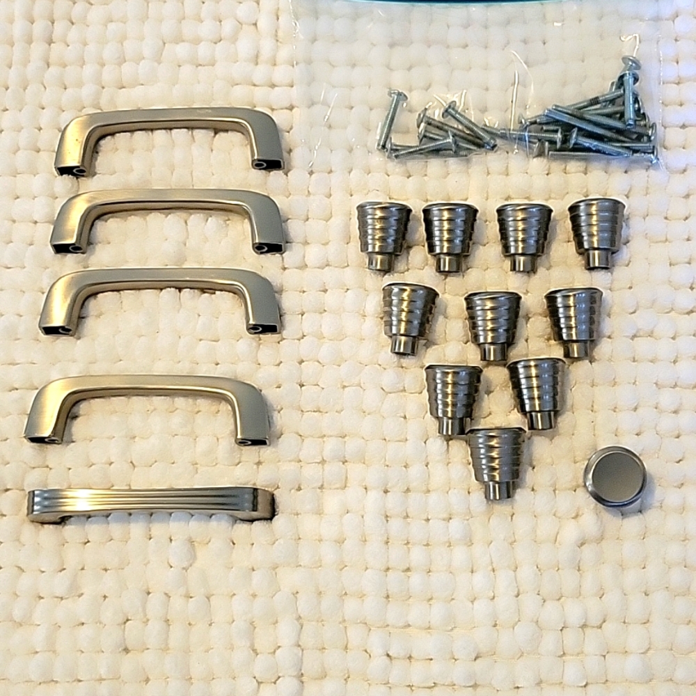 11 knobs and 5 pulls